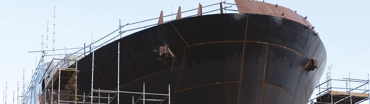 Bild mit Schiffrumpf von unten mit Baugerüsten