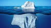 Spitze und Kiel eines Eisbergs in der Mitte des Ozeans