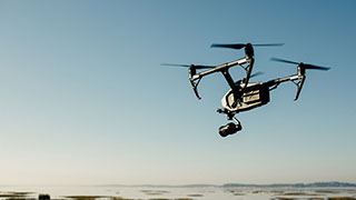 Drohne über Wasserlandschaft 