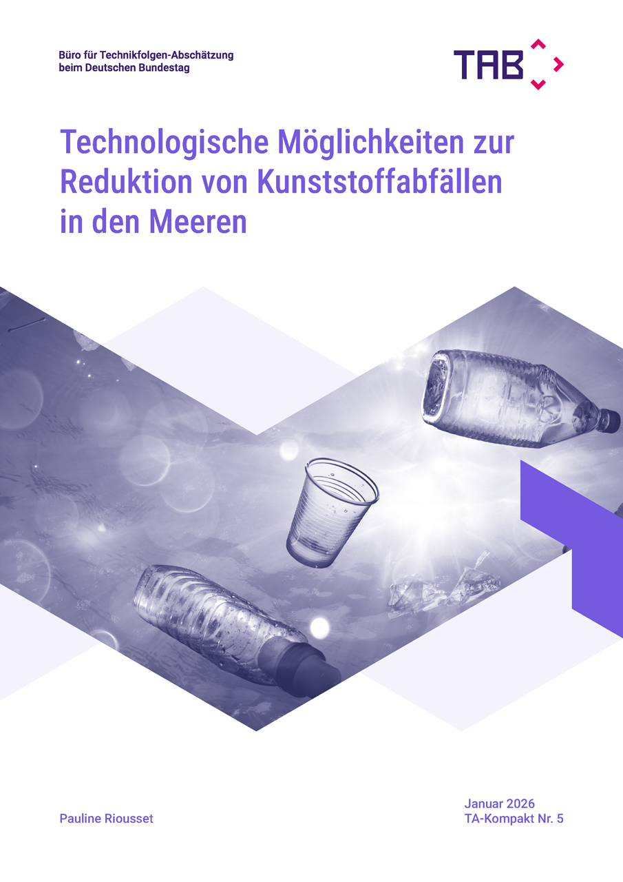 Titelblatt TA-Kompakt 5: Technologien zur Reduktion von Kunststoffabfällen in den Meeren; Logo TAB, blaue Abbildung von Plastikflaschen und Bechern im geometrischen Design.