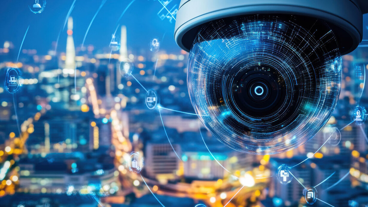 Ein 360-Grad-Kamerauge vor einer verschwommen erleuchteten Stadt im Hintergrund