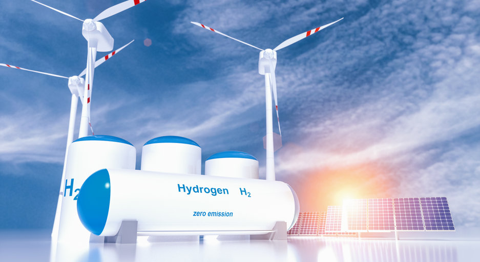 Ein Wasserstoffspeicher mit Windrädern und Photovoltaikanlage vor blauem Himmel mit Schäfchenwolken