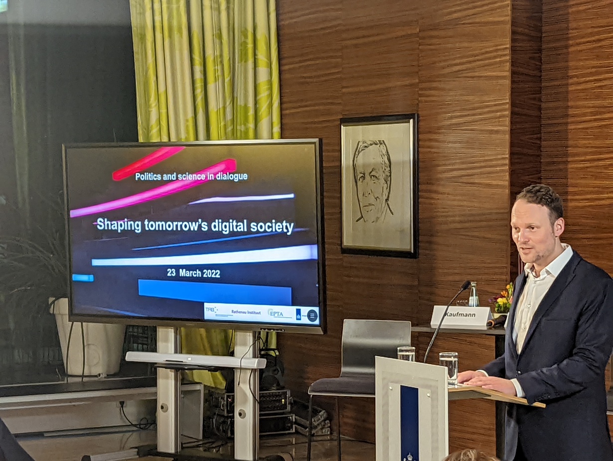 Hintergrundbild: Foto von Kai Gehring in der Niederländischen Botschaft bei der Veranstaltung "Shaping tomorrows digital soicety"