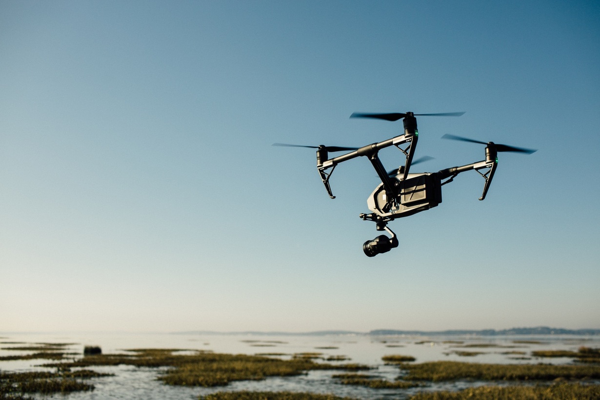 Hintergrundbild: Drohne vor Meereslandschaft (TAB-Projektbild: Autonome Waffensysteme)