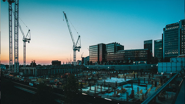 Großbaustelle Wohn-Bürogebäude und Hochhaus mit Kran