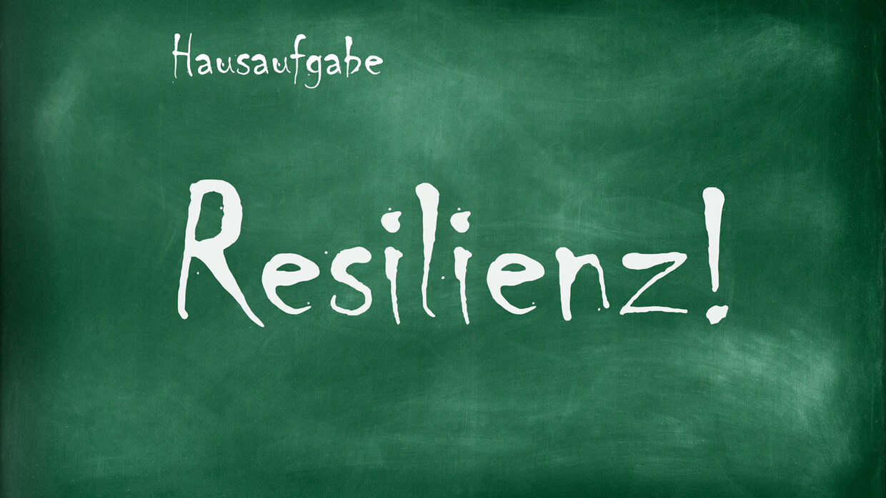 Schultafel mit Aufschrift: Hausaufgabe Resilienz!