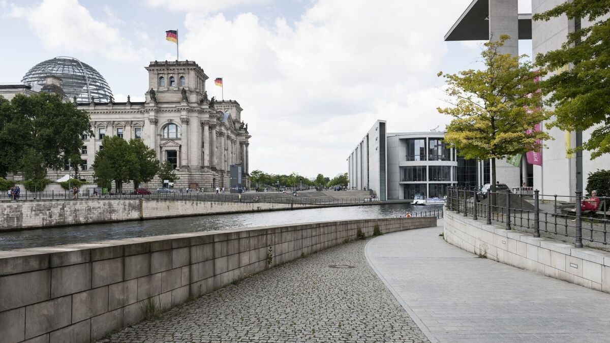 Auf dem Foto ist das Reichstagsgebäude (links, das Paul-Löbe-Haus (hinten rechts) und das Marie-Elisabeth-Lüdershaus (vorne rechts) im Berliner Regierungsviertel zu sehen