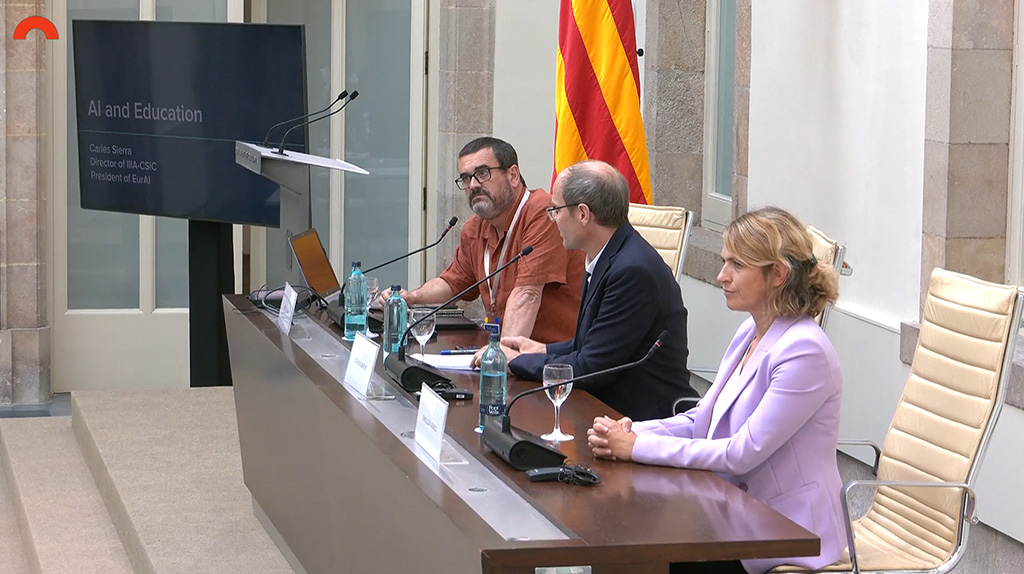 Blick aufs Panel der Session zu Fragen generativer KI und Bildung (v.l.n.r. Carles Sierra, Steffen Albecht, Enkelejda Kasneci)