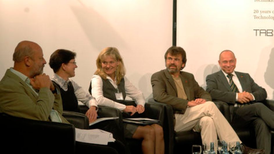 In der Podiumsrunde von li nach re: Hans-Josef Fell (Bündnis 90/Die Grünen), Dr. Petra Sitte (Die Linke), Sylvia Canel (FDP), René Röspel (SPD), Dr. Thomas Feist (CDU/CSU)